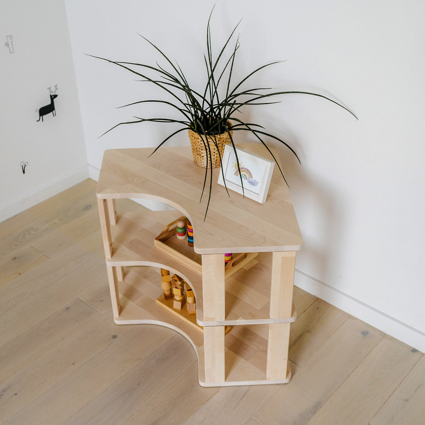 One Little Pine Montessori Eckregal 3 Ebenen – platzsparendes Kinderregal aus FSC-Birke – Produktbild 3
