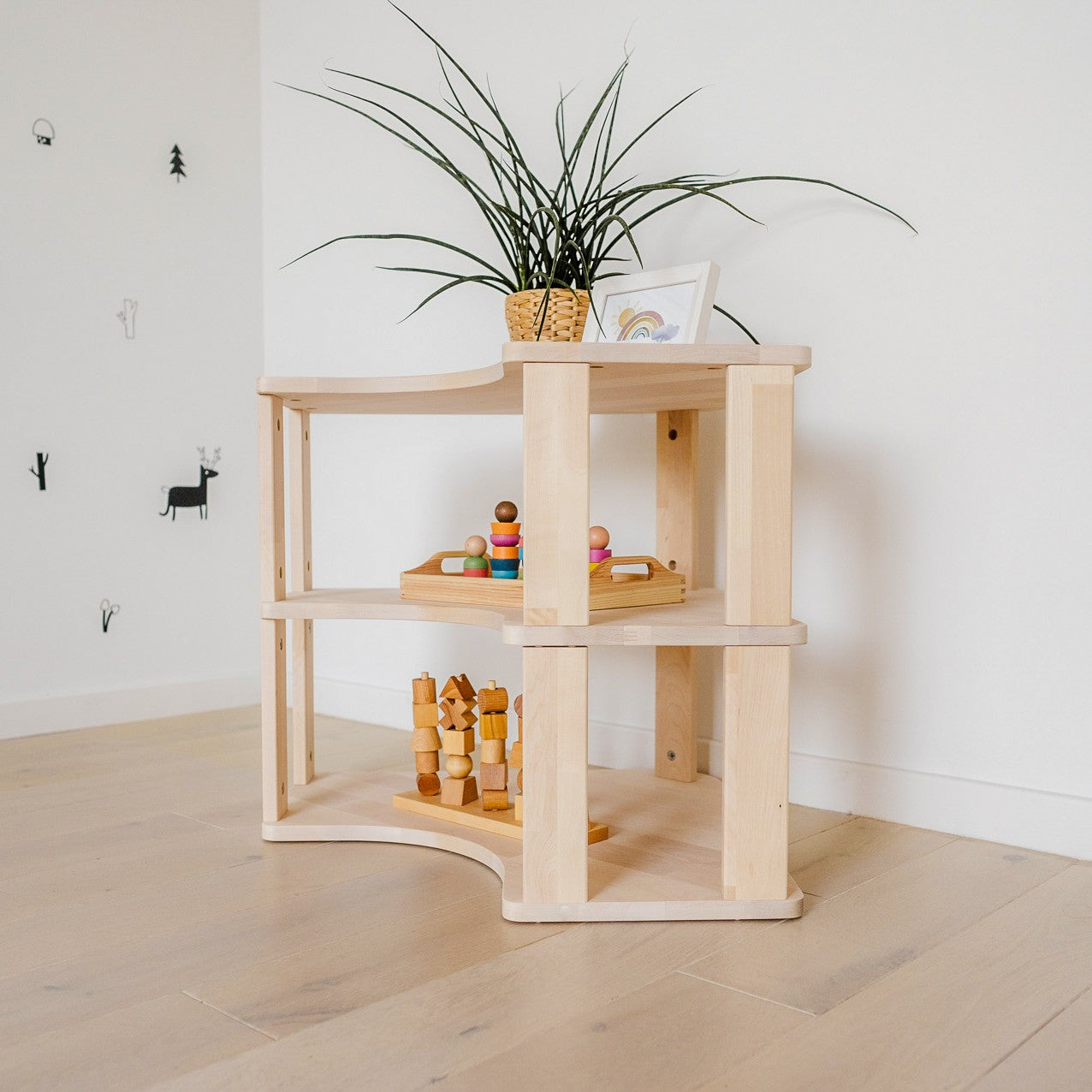 One Little Pine Montessori Eckregal 3 Ebenen – platzsparendes Kinderregal aus FSC-Birke – Produktbild 4