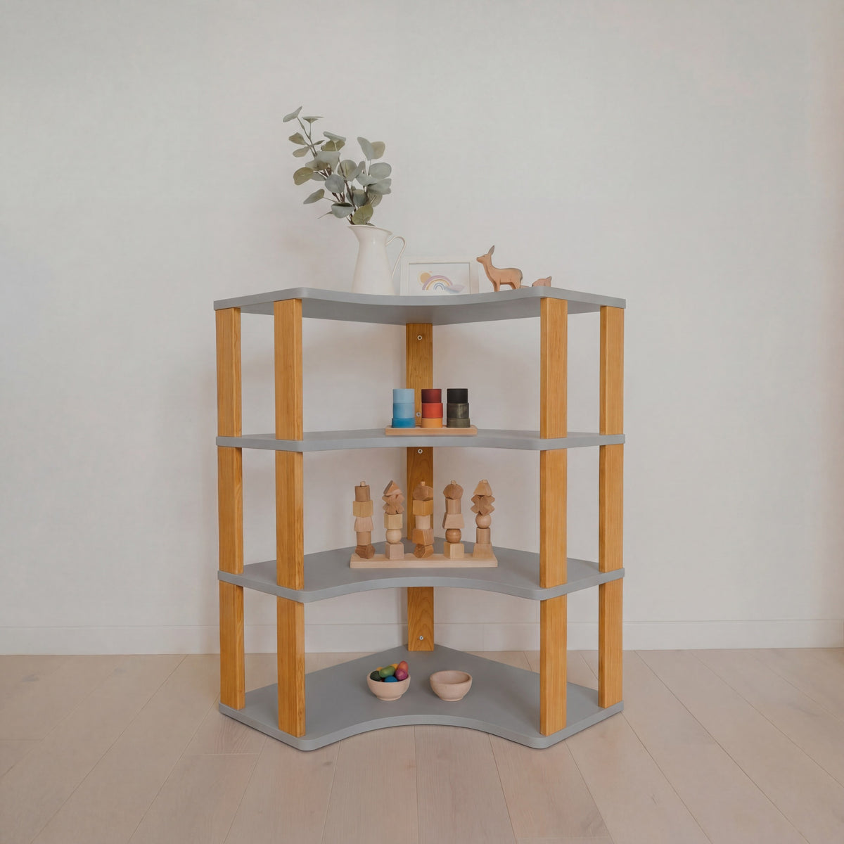 Modulares Montessori-Eckregal, 4 Ebenen – Hellgrau/bräunliches Öl – Produktbild 1