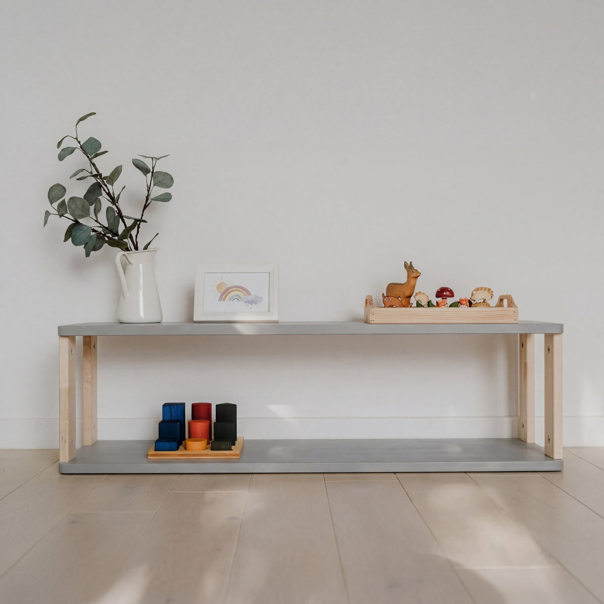 Modulares Montessori-Regal Straight – 2 Ebenen – Hellgrau / klares Öl – Produktbild 1