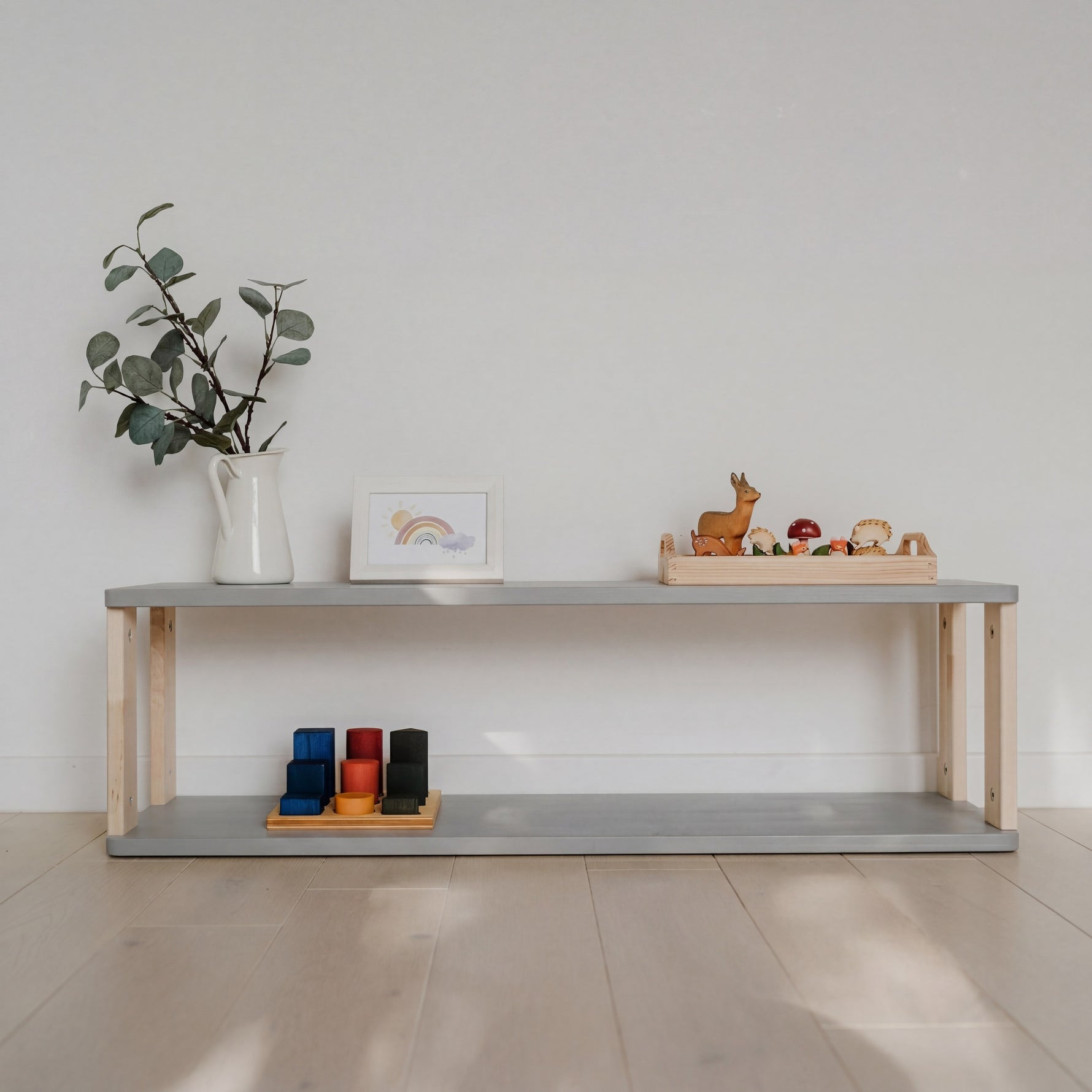 Modulares Montessori-Regal Straight – 2 Ebenen – Hellgrau / klares Öl – Produktbild 1
