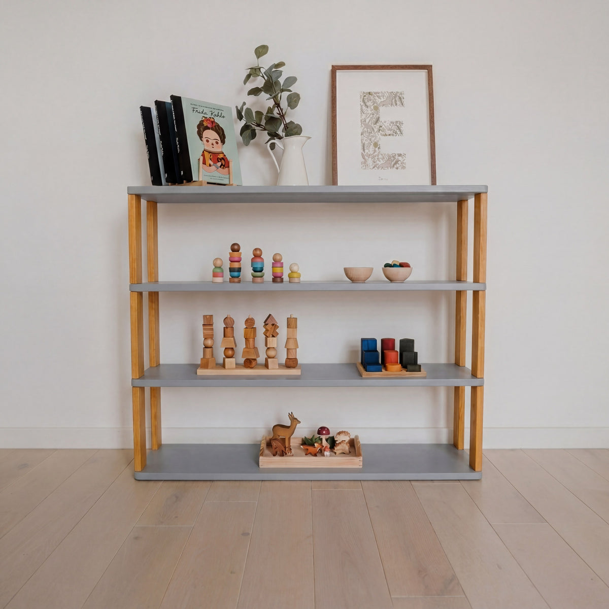 Gerades modulares Montessori-Regal, 4 Ebenen – Hellgrau/bräunliches Öl – Produktbild 1
