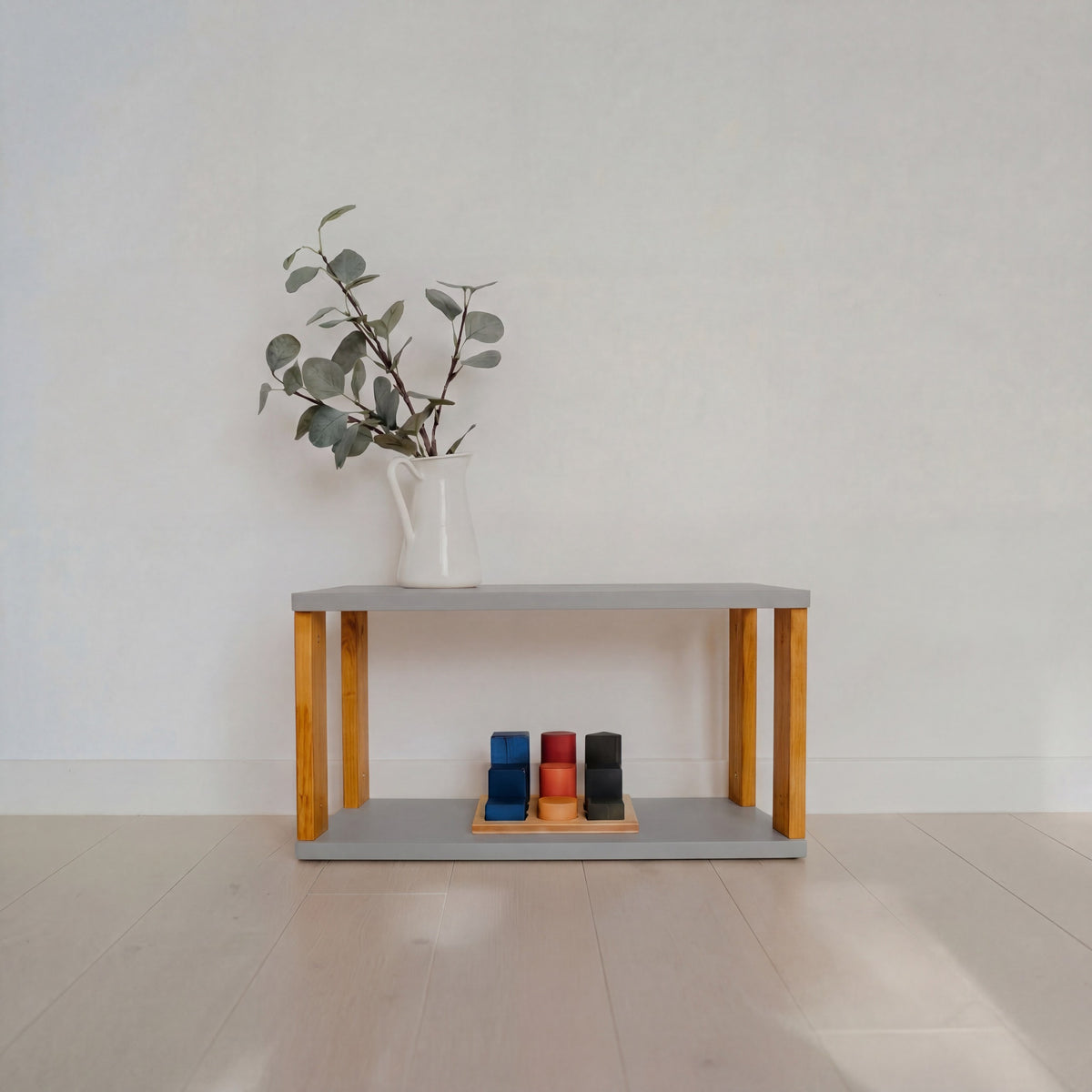 Modulares Montessori-Regal Straight Mini – 2 Ebenen – Hellgrau / bräunliches Öl – Produktbild 1