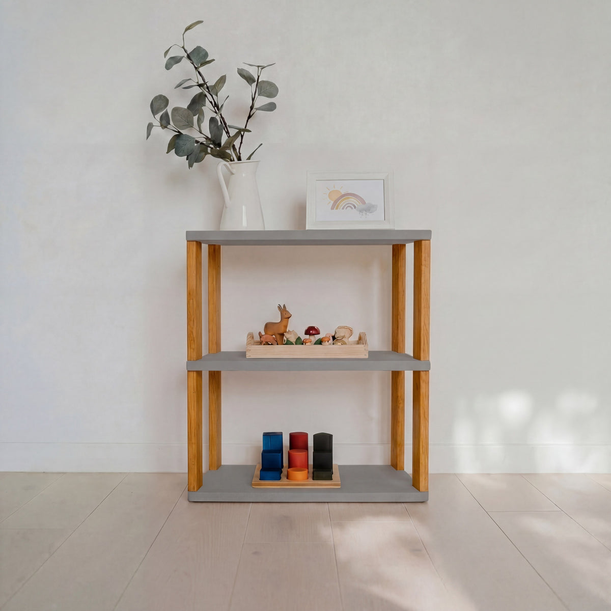 Modulares Montessori-Regal Straight Mini – 3 Ebenen – Hellgrau / bräunliches Öl – Produktbild 1