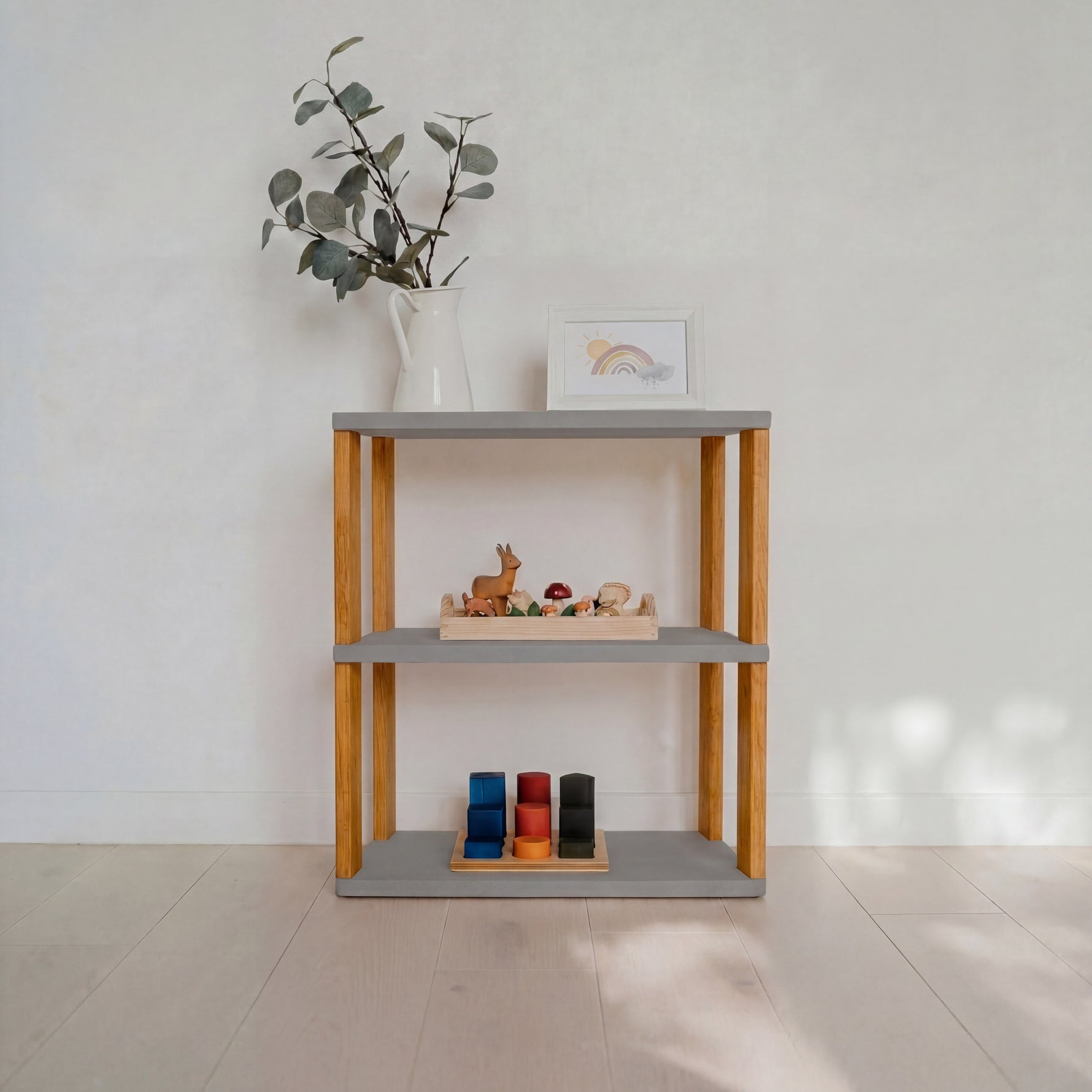 Modulares Montessori-Regal Straight Mini – 3 Ebenen – Hellgrau / bräunliches Öl – Produktbild 1