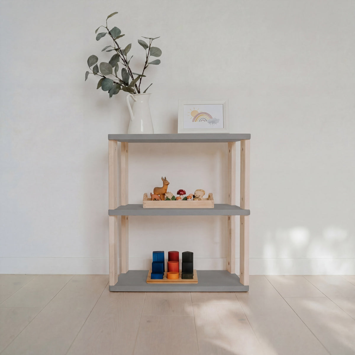 Modulares Montessori-Regal Straight Mini – 3 Ebenen – Hellgrau / klares Öl – Produktbild 1
