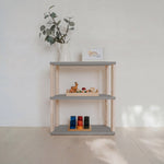 Modulares Montessori-Regal Straight Mini – 3 Ebenen – Hellgrau / klares Öl – Produktbild 1