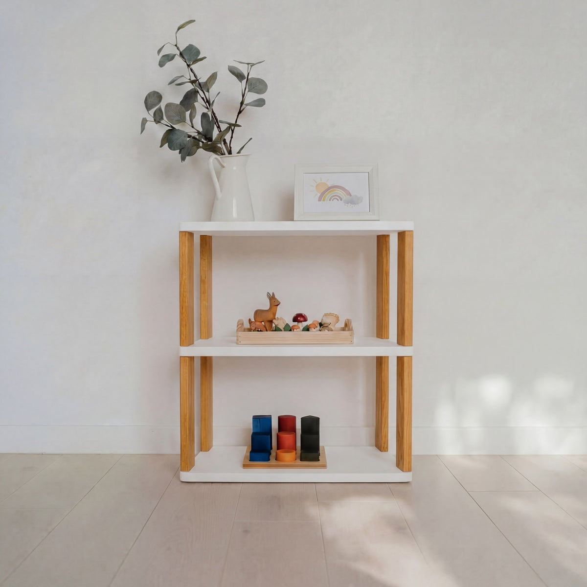 Modulares Montessori-Regal Straight Mini – 3 Ebenen – Weiß / bräunliches Öl – Produktbild 1