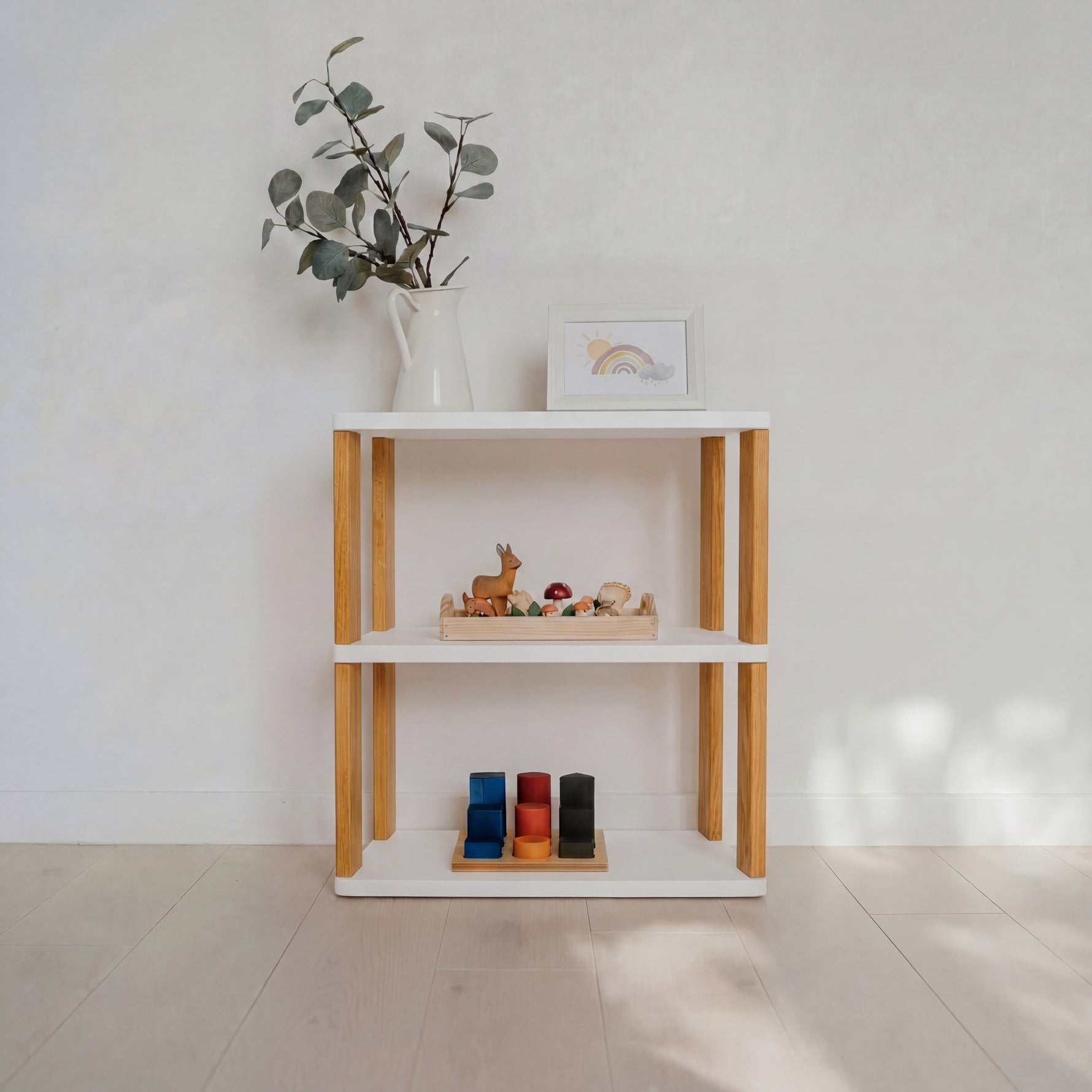 Modulares Montessori-Regal Straight Mini – 3 Ebenen – Weiß / bräunliches Öl – Produktbild 1