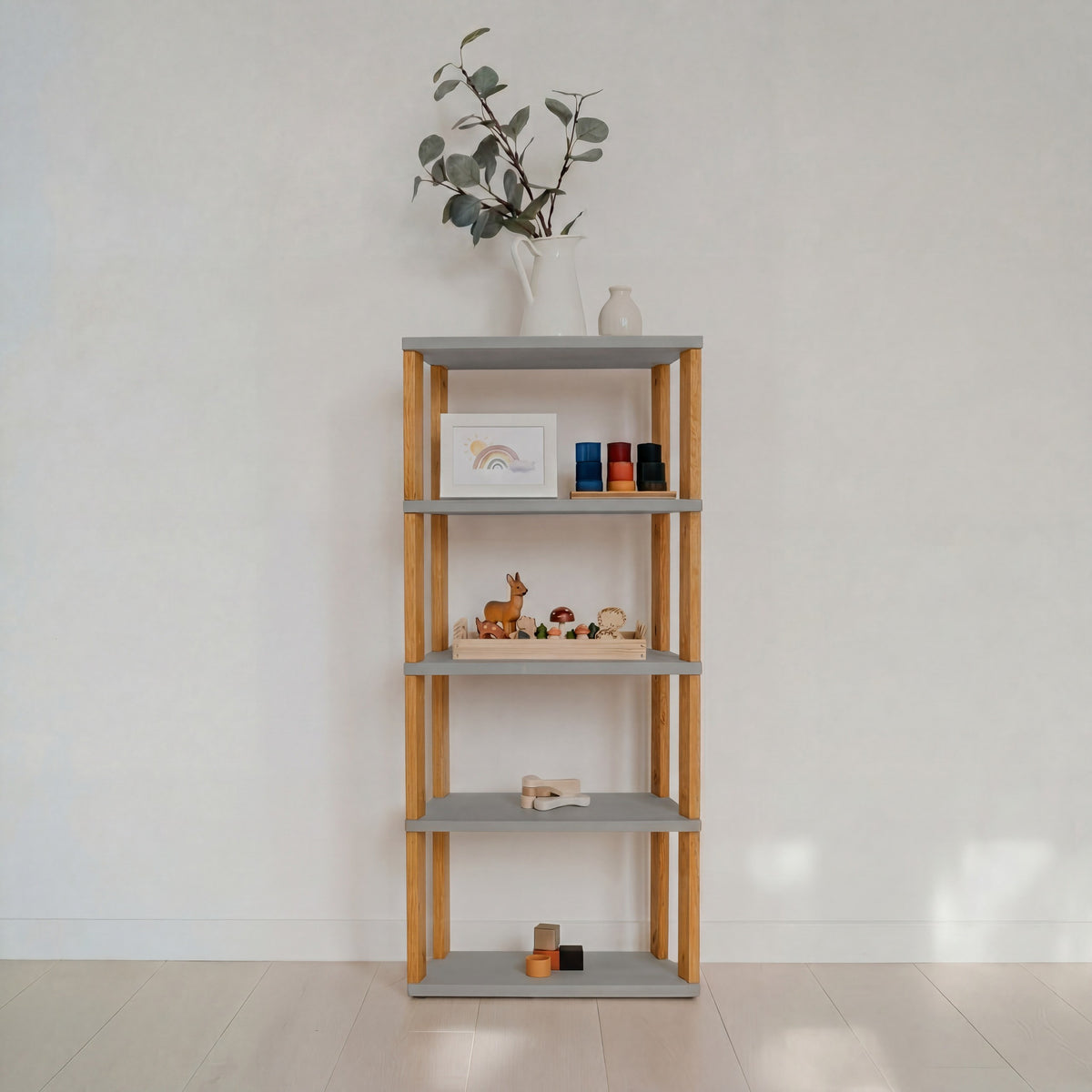 Modulares Montessori-Regal Straight Mini – 5 Ebenen – Hellgrau / bräunliches Öl – Produktbild 1