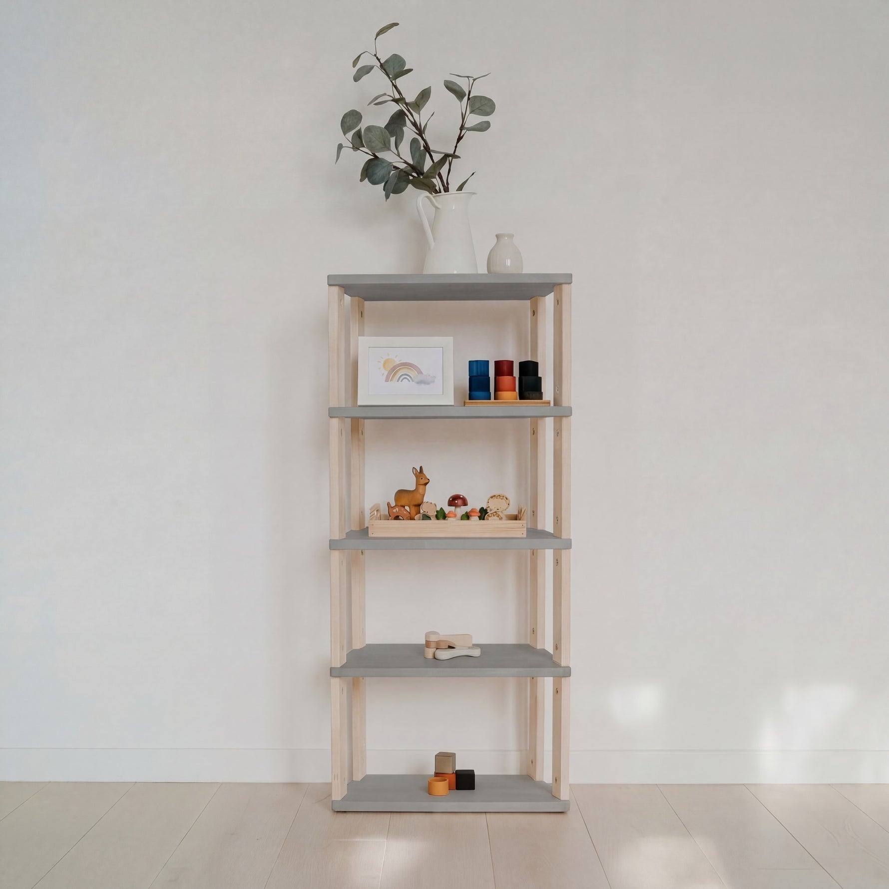 Modulares Montessori-Regal Straight Mini – 5 Ebenen – Hellgrau / klares Öl – Produktbild 1