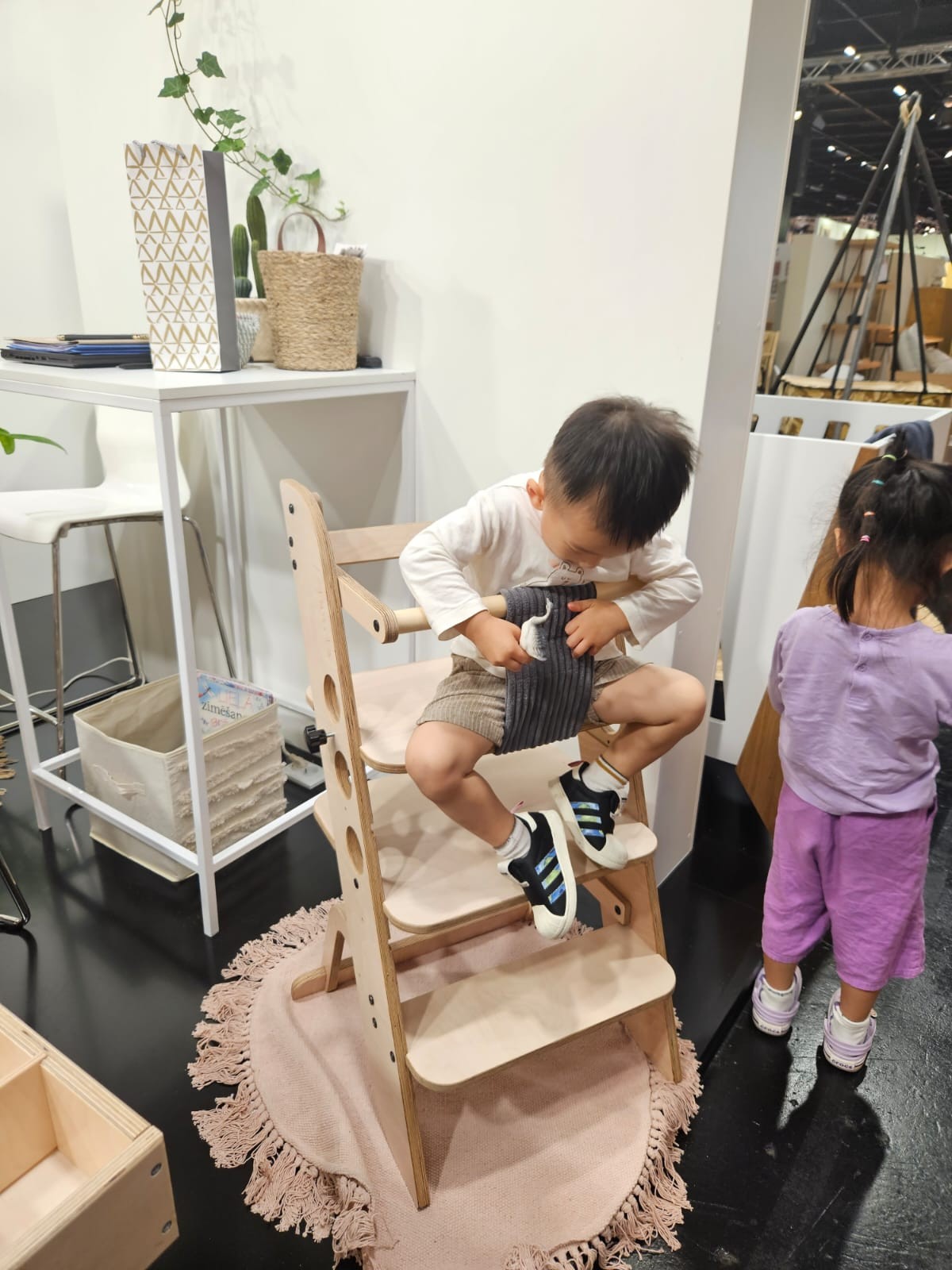 Luula Louis 3-in-1 Lernturm – Montessori Kitchen Helper, Hochstuhl & Tritthocker aus FSC-Birke – Produktbild 4