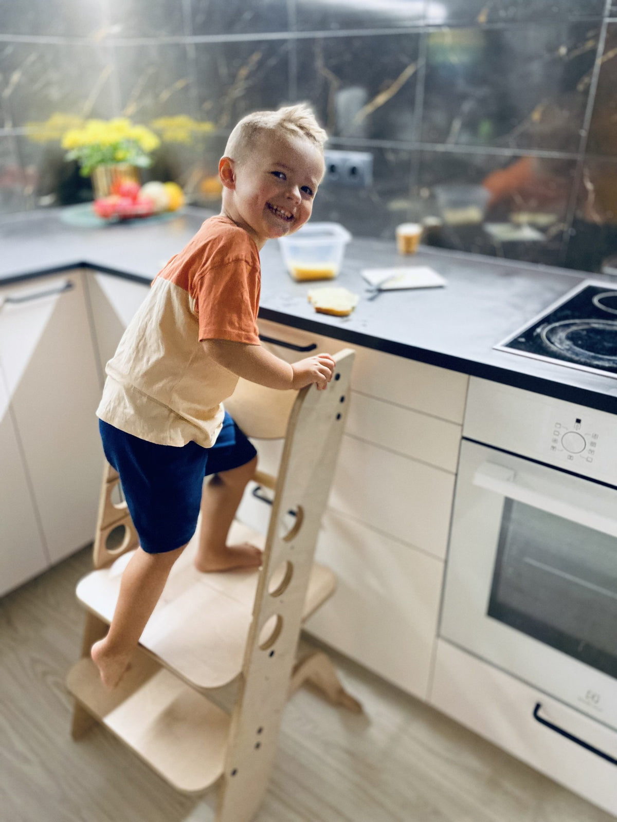 Luula Louis 3-in-1 Lernturm – Montessori Kitchen Helper, Hochstuhl & Tritthocker aus FSC-Birke – Produktbild 1