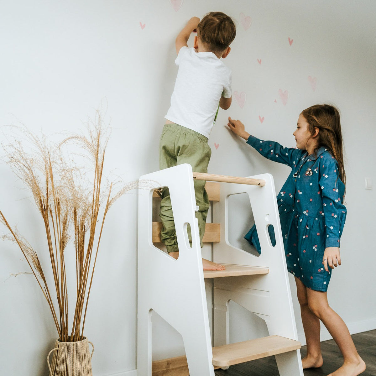 Montessori Lernturm Safety+ aus Birkenholz – mitwachsender Kitchen Helper für Kinder – Produktbild 2