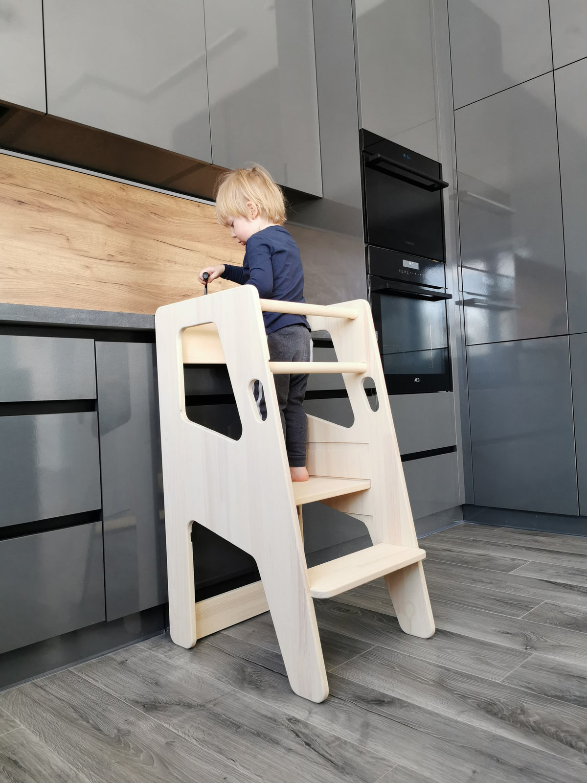 Montessori Lernturm Safety+ aus Birkenholz – mitwachsender Kitchen Helper für Kinder – Produktbild 1