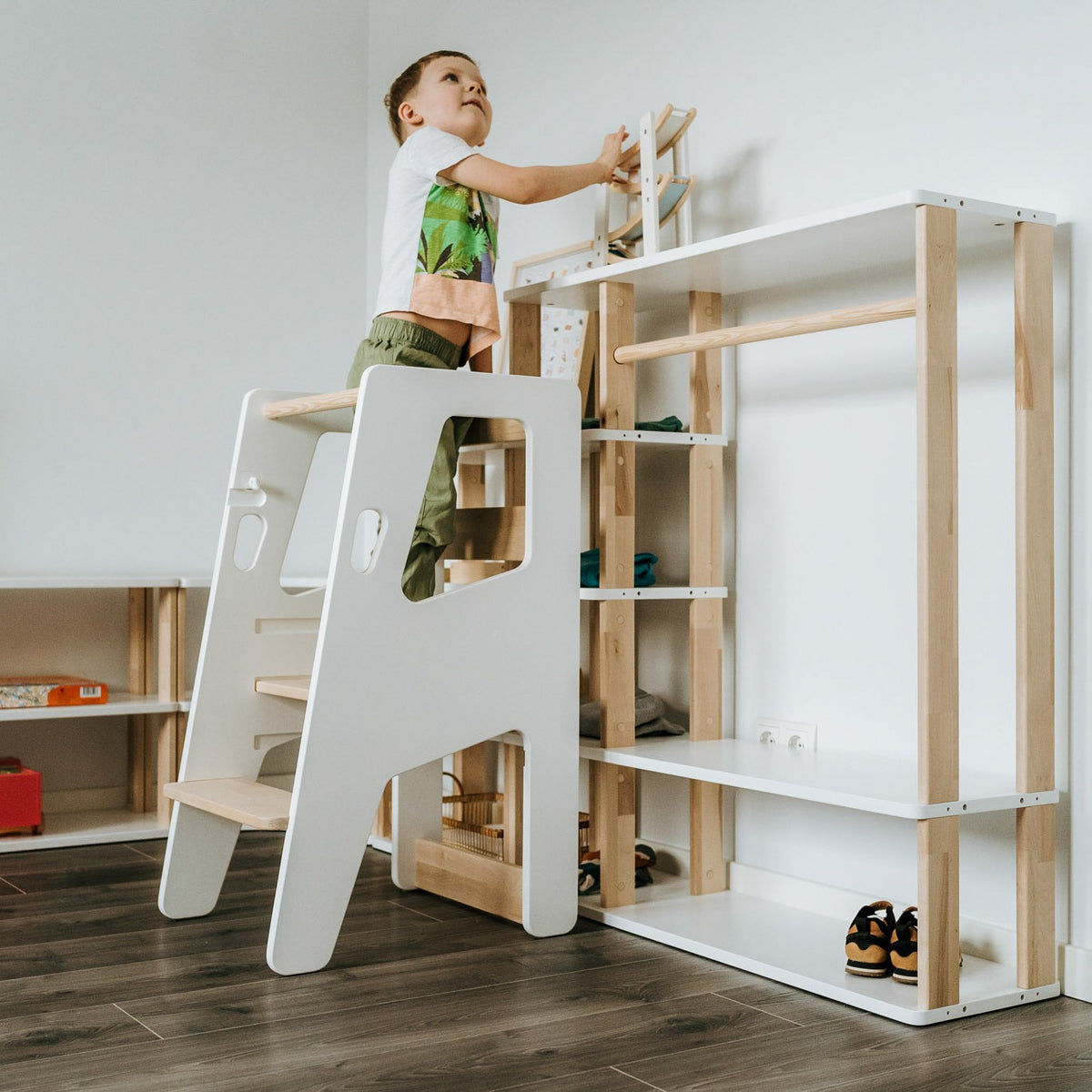 Montessori Lernturm Safety+ aus Birkenholz – mitwachsender Kitchen Helper für Kinder – Produktbild 3