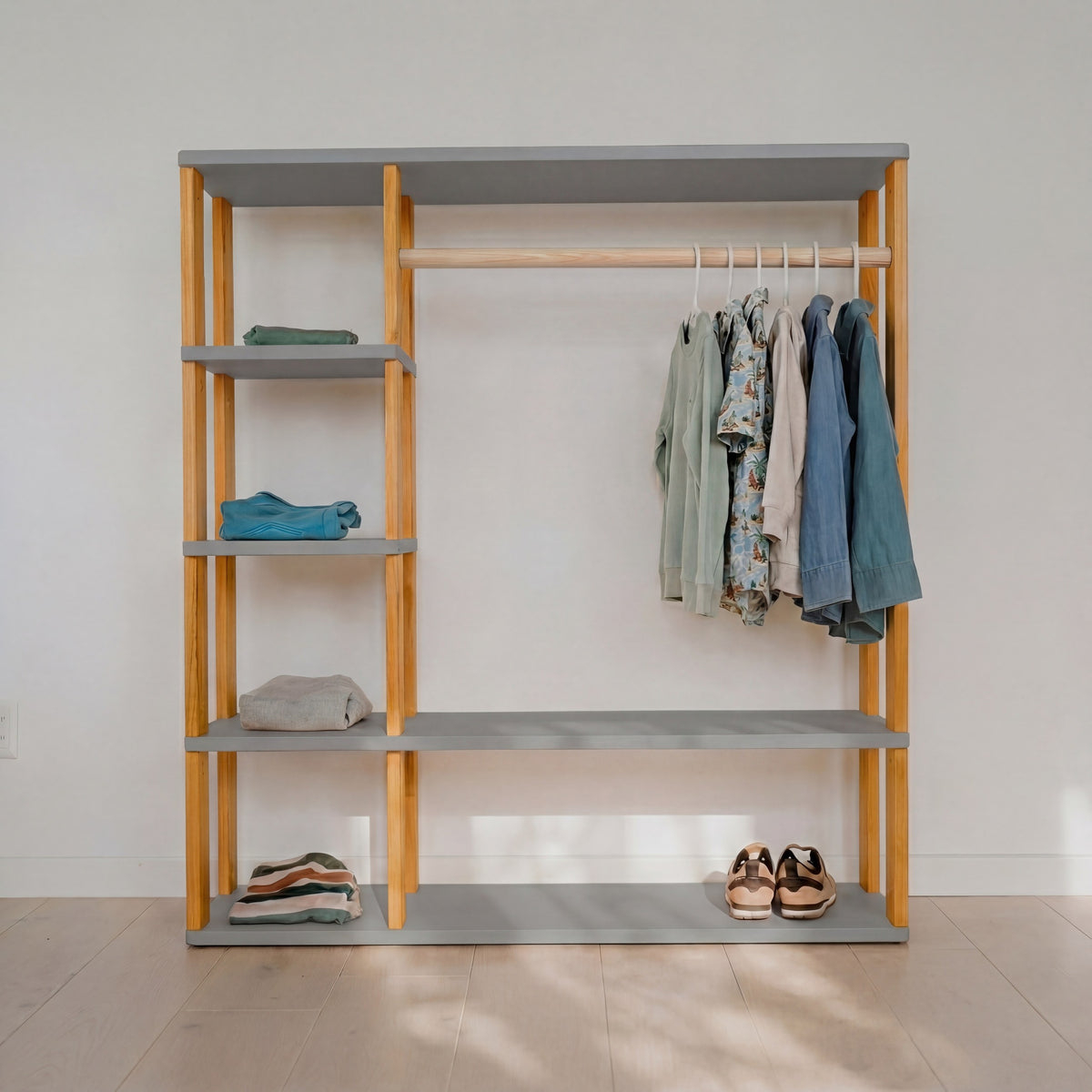 Modularer Montessori-Kleiderschrank – Hellgrau / bräunliches Öl – Produktbild 1