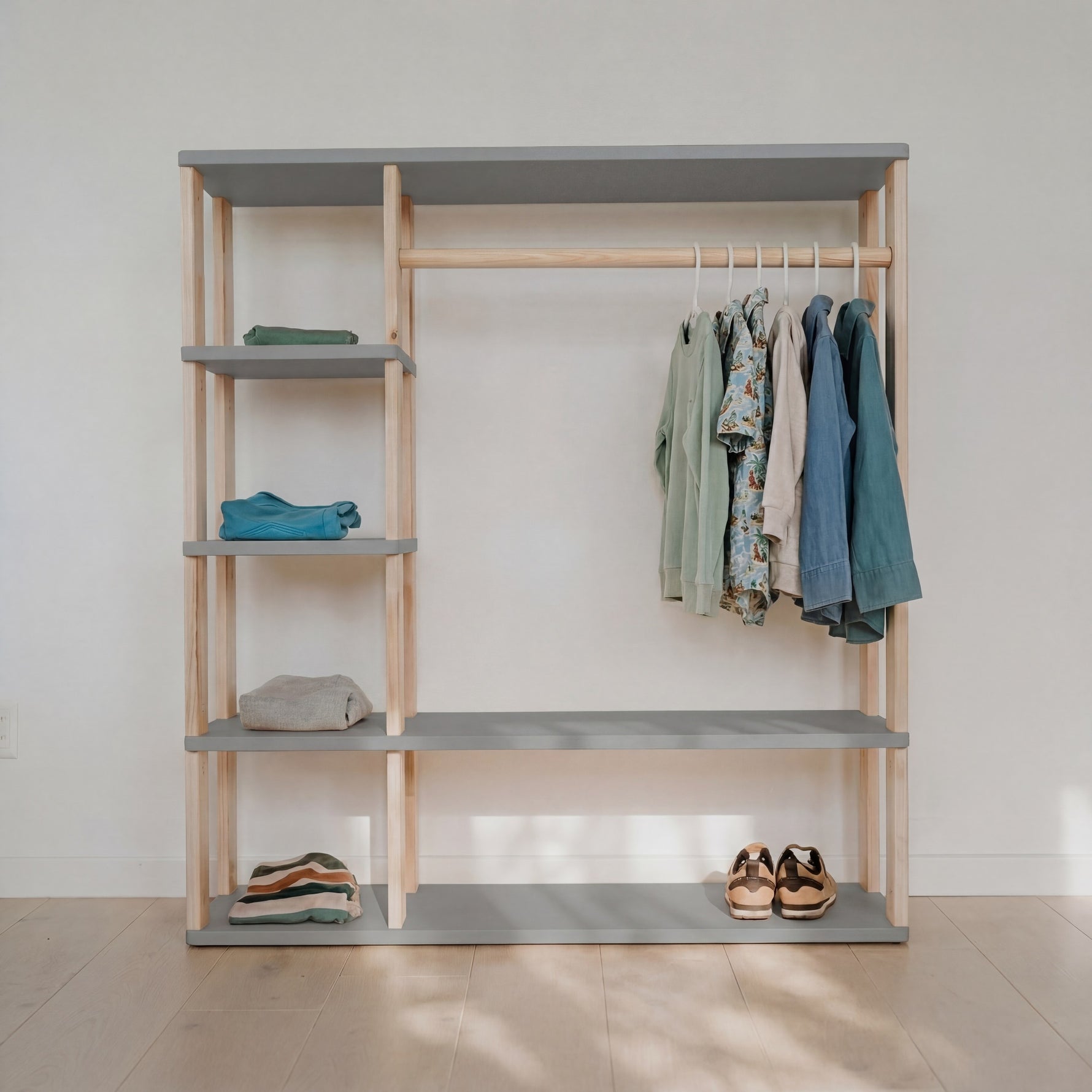 Modularer Montessori-Kleiderschrank – Hellgrau / klares Öl – Produktbild 1