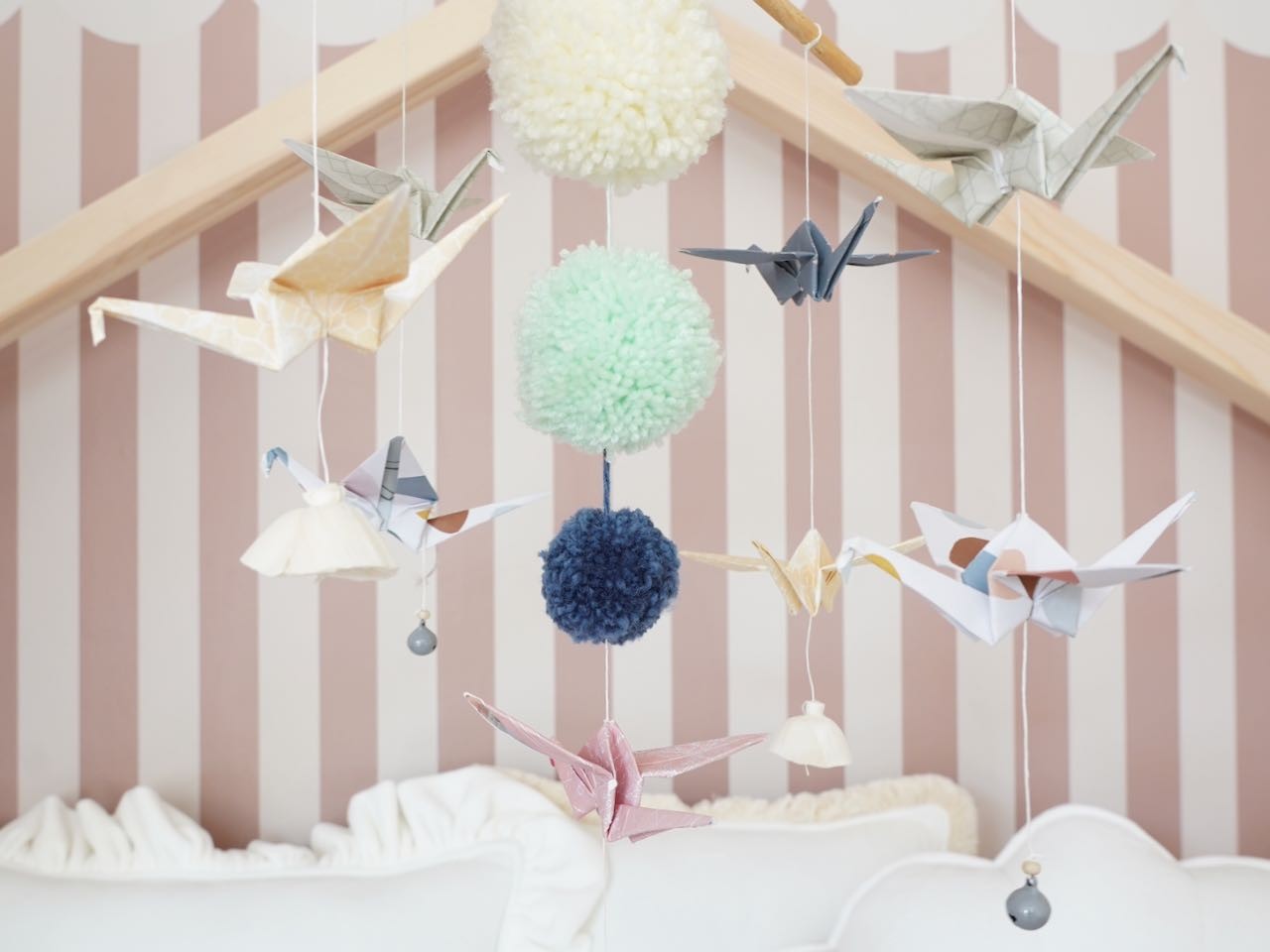 Origami Baby Mobile Pastellfarben – handgemachtes Kinderzimmer-Mobile mit Papierkranichen