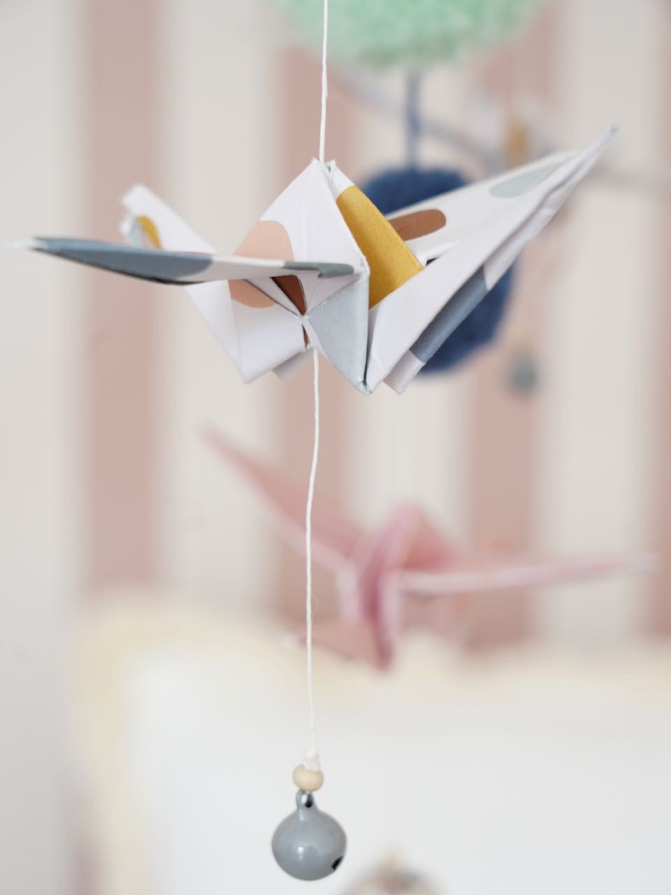 Origami Baby Mobile Pastellfarben – handgemachtes Kinderzimmer-Mobile mit Papierkranichen