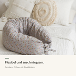 Graues C-Kissen mit Blumenmuster und Bindebändern – authentisches Produktfoto