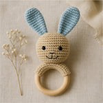 Baby Rassel Hase Blau – handgemachte Hasenrassel mit Holzring – Produktbild 1