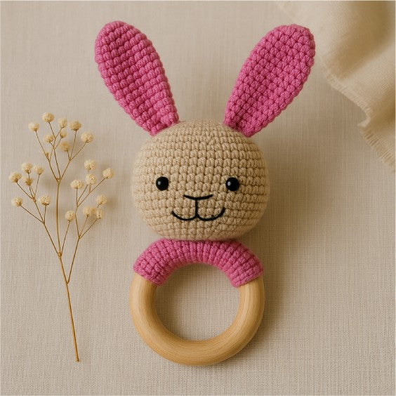 Baby Rassel Hase Rosa – handgemachte Hasenrassel mit Holzring – Produktbild 1
