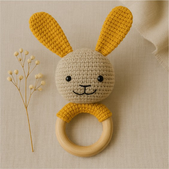Baby Rassel Hase Gelb – handgemachte Hasenrassel mit Holzring – Produktbild 1