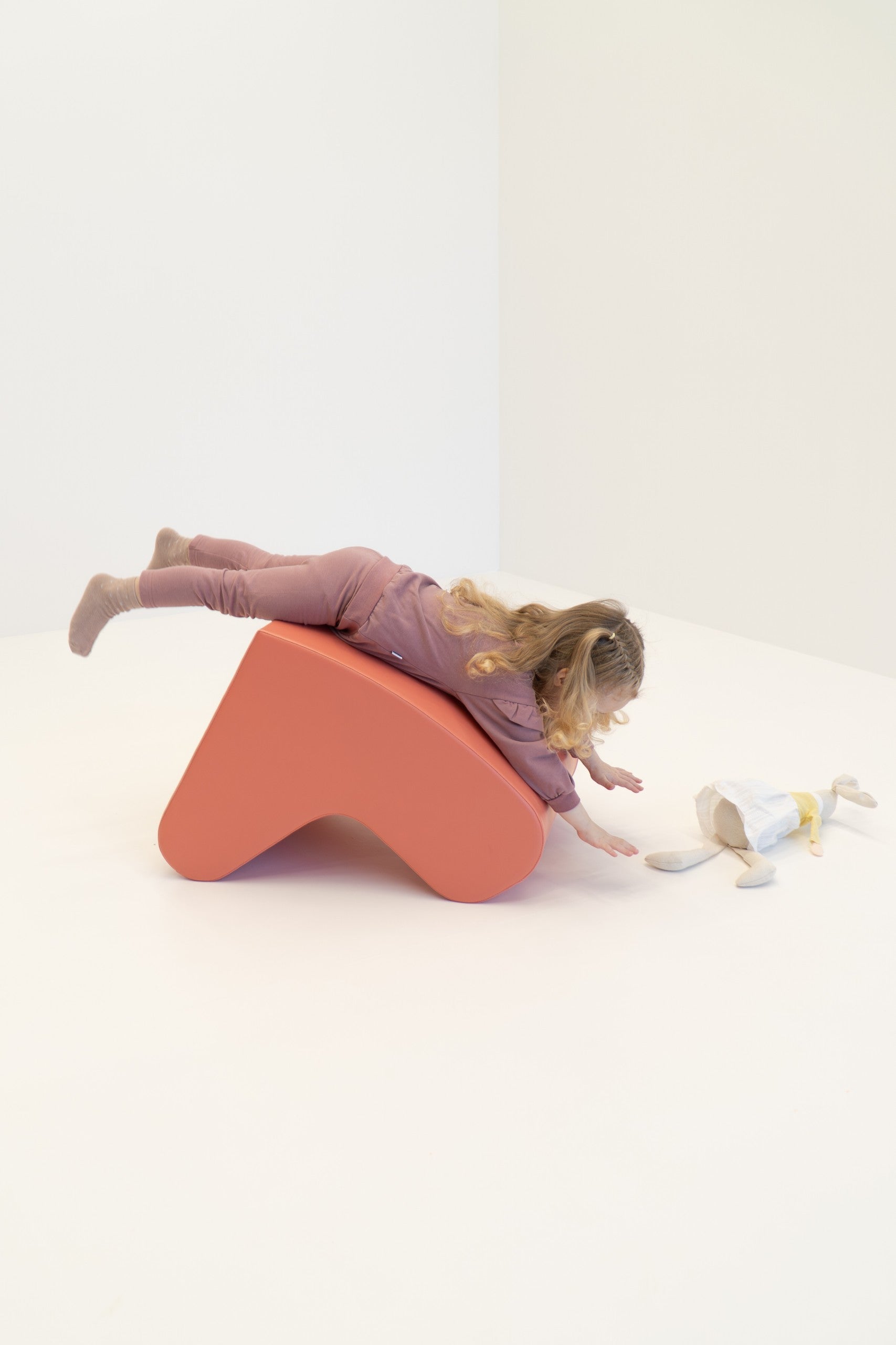 Softplay Schaukelstuhl Salmon – weicher Kinder-Schaukelstuhl ab 3 Jahren – Produktbild 3