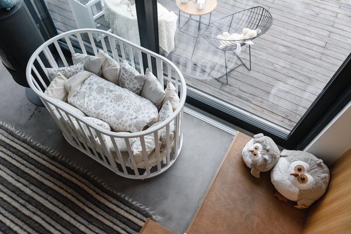 Rundes Babybett OLIN Weiß mit Matratze – mitwachsendes Beistellbett aus Buchenholz – Produktbild 1