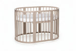 Rundes Babybett OLIN Cappuccino mit Matratze – mitwachsendes Beistellbett aus Buchenholz – Produktbild 1