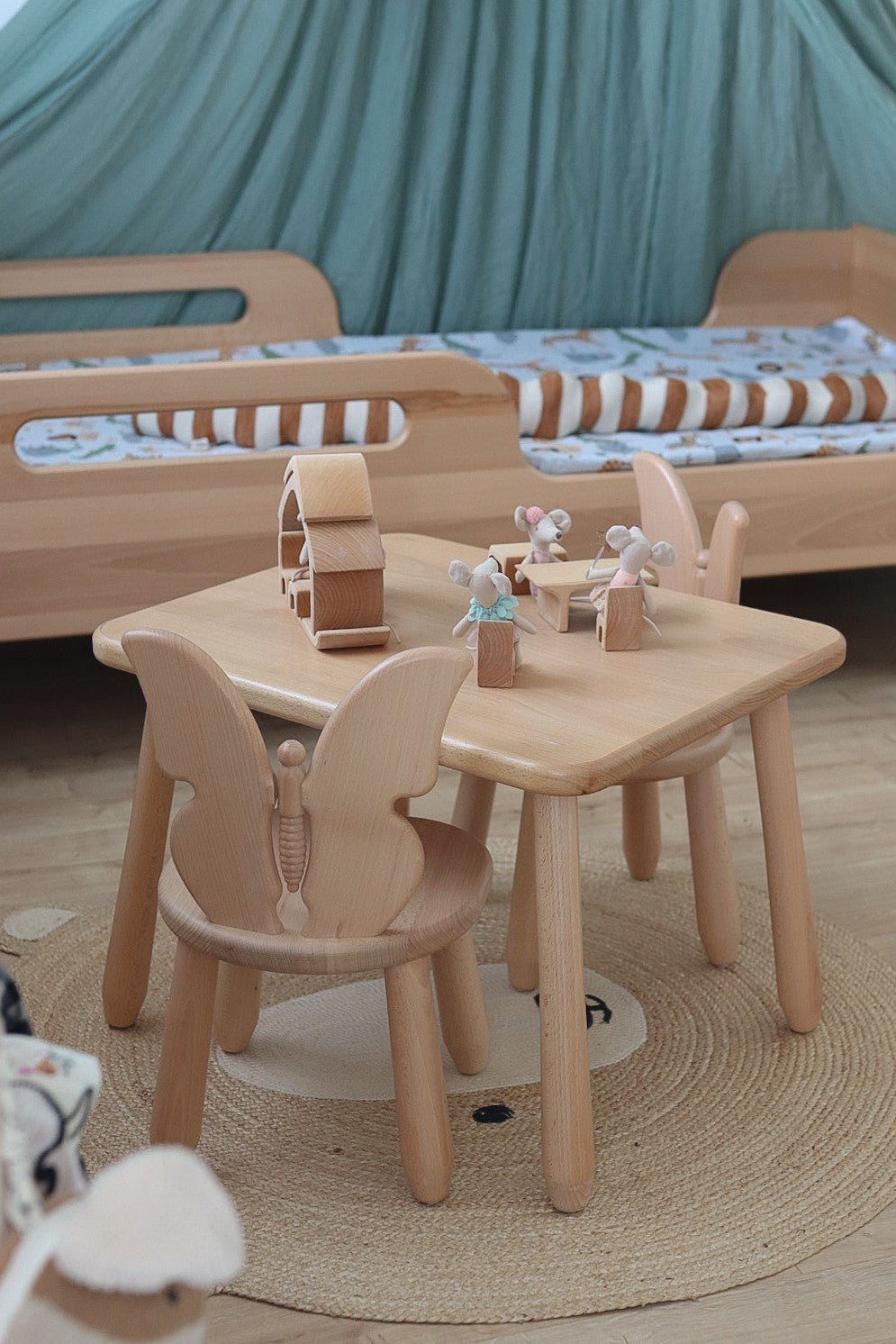 Kindertisch mit 2 Stühlen Butterfly – Holz-Sitzgruppe für Kinder aus Buchenholz – Produktbild 4