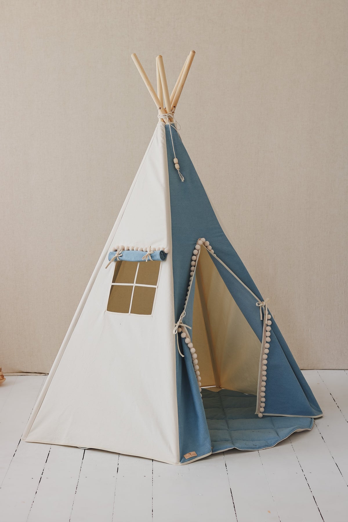 Kinder-Tipi Jeans mit Pompons – Spielzelt aus OEKO-TEX Baumwolle mit Kiefernstangen – Produktbild 1