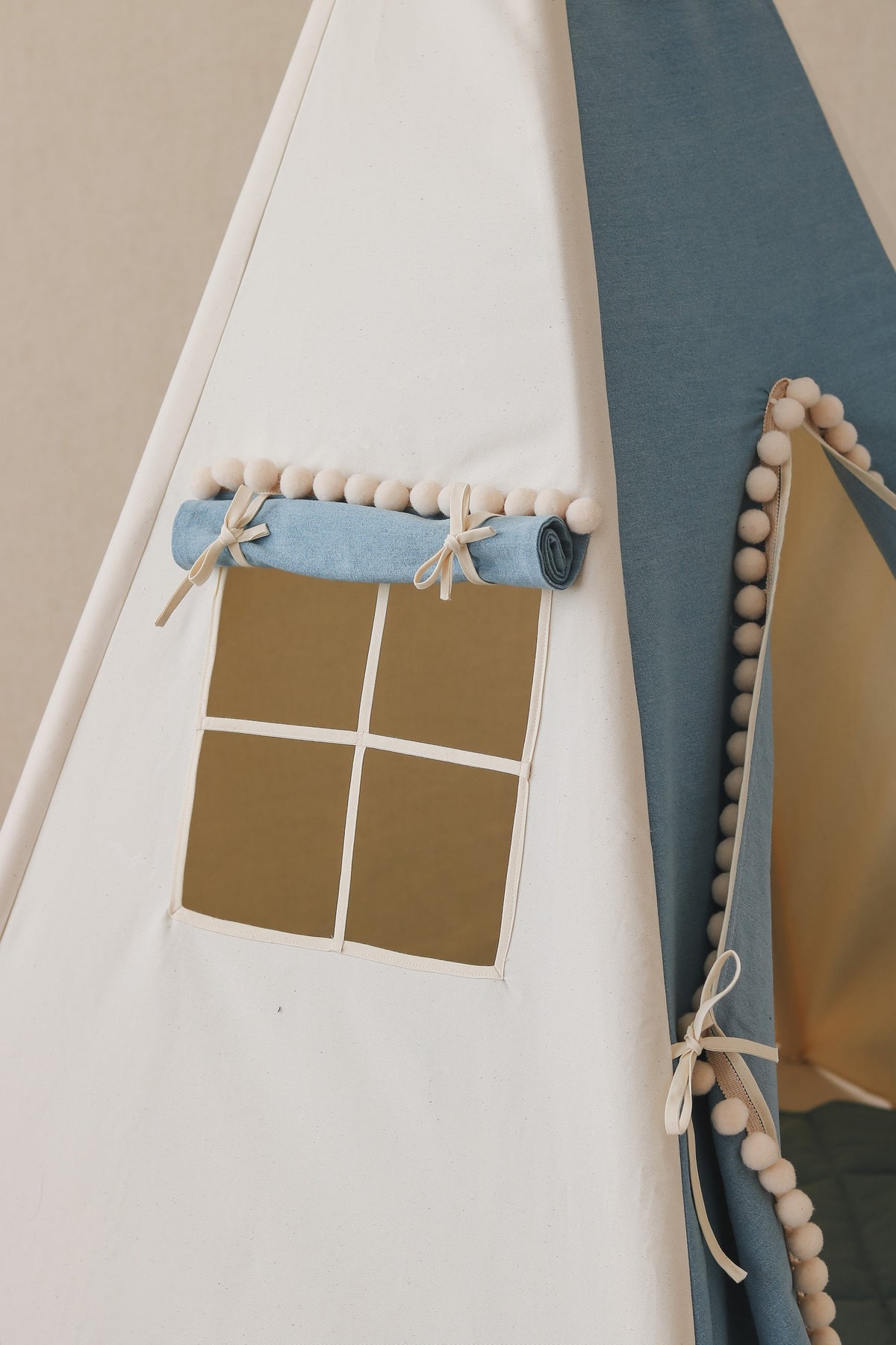 Kinder-Tipi Jeans mit Pompons – Spielzelt aus OEKO-TEX Baumwolle mit Kiefernstangen – Produktbild 2
