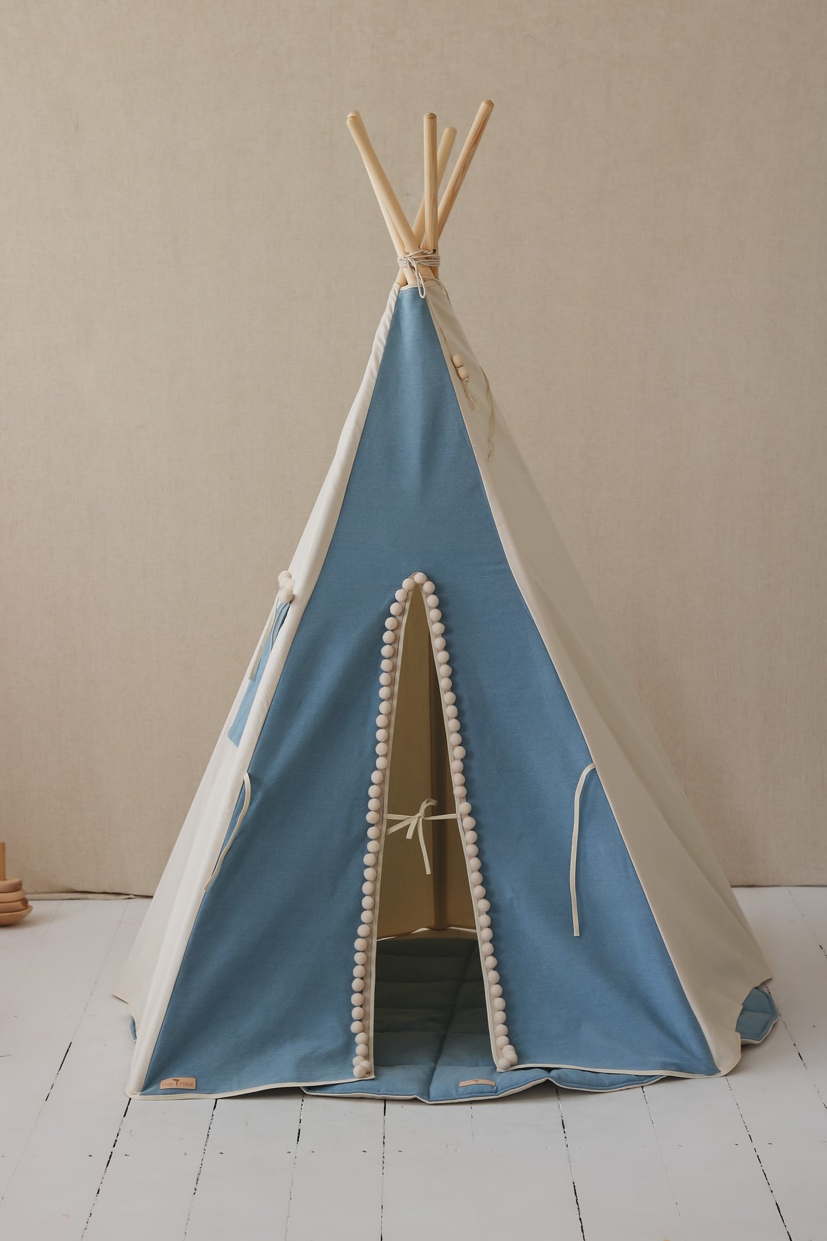 Kinder-Tipi Jeans mit Pompons – Spielzelt aus OEKO-TEX Baumwolle mit Kiefernstangen – Produktbild 3