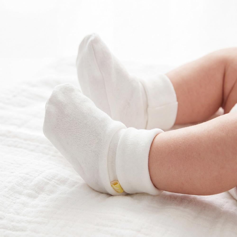 Robbie Newborn Booties – White