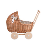 Handgefertigter Weiden Puppenwagen „Lili“ – Nostalgie Holzwagen & Puppenbuggy inkl. waschbarem Bettset – Produktbild 1