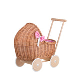 Handgefertigter Weiden Puppenwagen „Lili“ Natur – Nostalgie Holzwagen & Puppenbuggy inkl. rosa Bettset – Produktbild 4