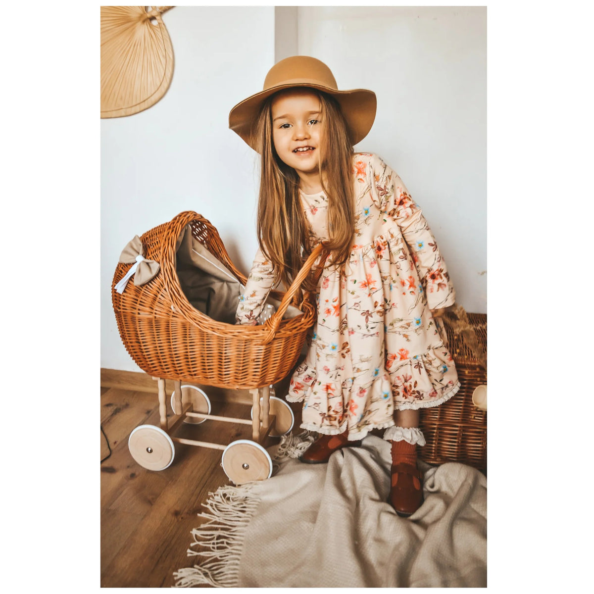 Handgefertigter Weiden-Puppenwagen „Lena“ Natur – inklusive beigem Bettset – Produktbild 2