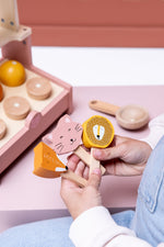 Trixie Eisladen aus Holz – FSC Spielzeug Eisdiele mit magnetischem Portionierer – Produktbild 3