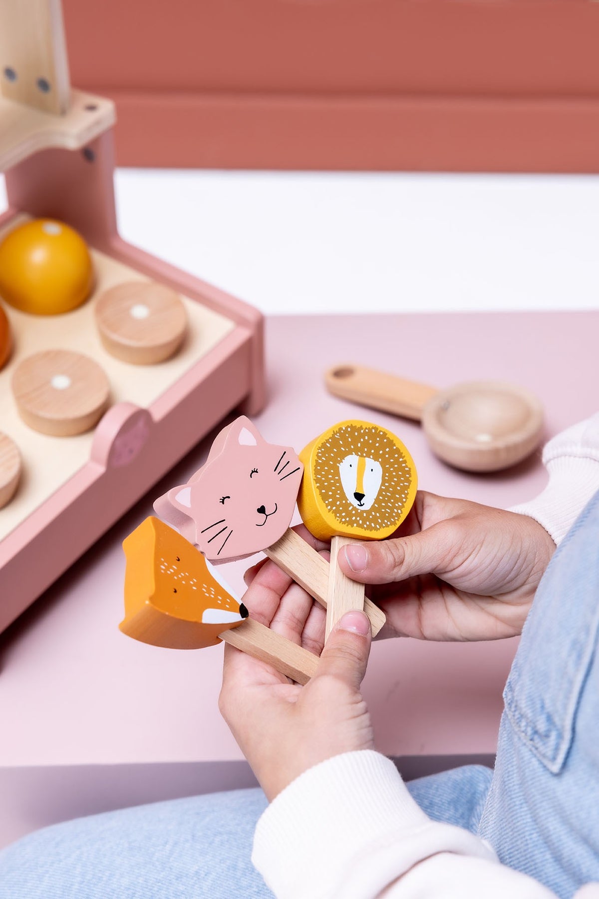 Trixie Eisladen aus Holz – FSC Spielzeug Eisdiele mit magnetischem Portionierer – Produktbild 3