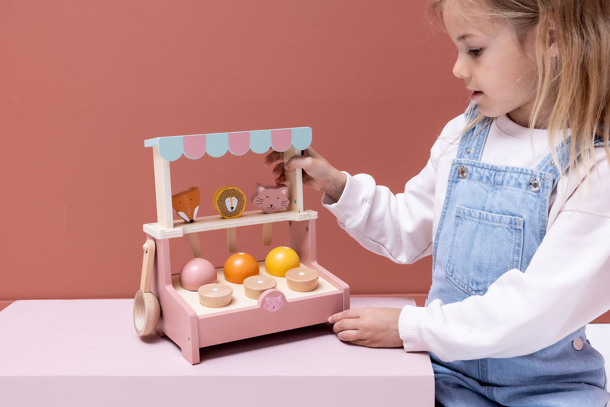 Trixie Eisladen aus Holz – FSC Spielzeug Eisdiele mit magnetischem Portionierer – Produktbild 2